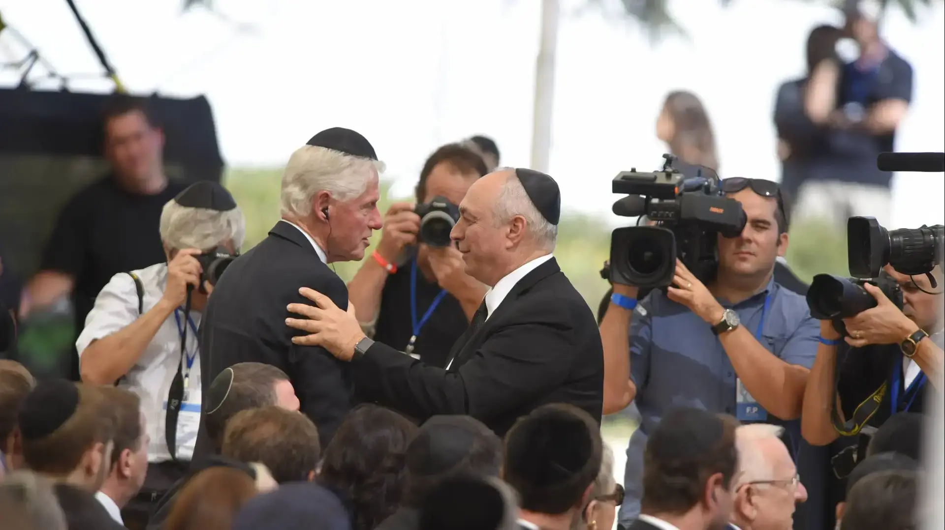 חמי פרס וביל קלינטון בהלוויתו של שמעון פרס, הר הרצל, ירושלים. ספטמבר 2016 חמי פרס וביל קלינטון בהלוויתו של שמעון פרס, הר הרצל, ירושלים. ספטמבר 2016