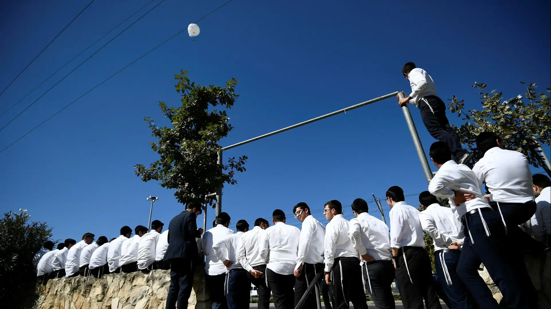 צעירים חרדים משקיפים על הלויתו של שמעון פרס בהר הרצל, ספטמבר 2016 צעירים חרדים משקיפים על הלויתו של שמעון פרס בהר הרצל, ספטמבר 2016