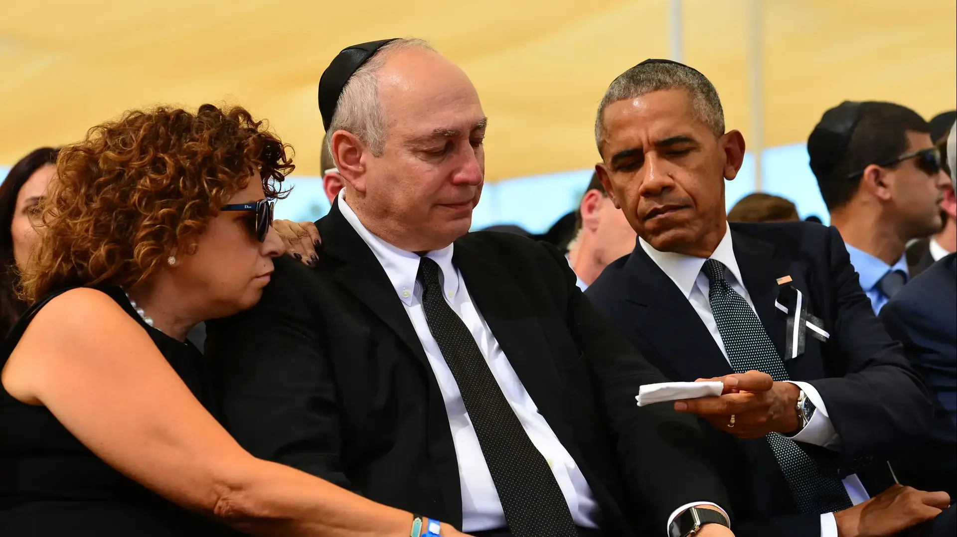 חמי פרס וברק אובמה בהלוויתו של שמעון פרס, הר הרצל, ירושלים. ספטמבר 2016 חמי פרס וברק אובמה בהלוויתו של שמעון פרס, הר הרצל, ירושלים. ספטמבר 2016