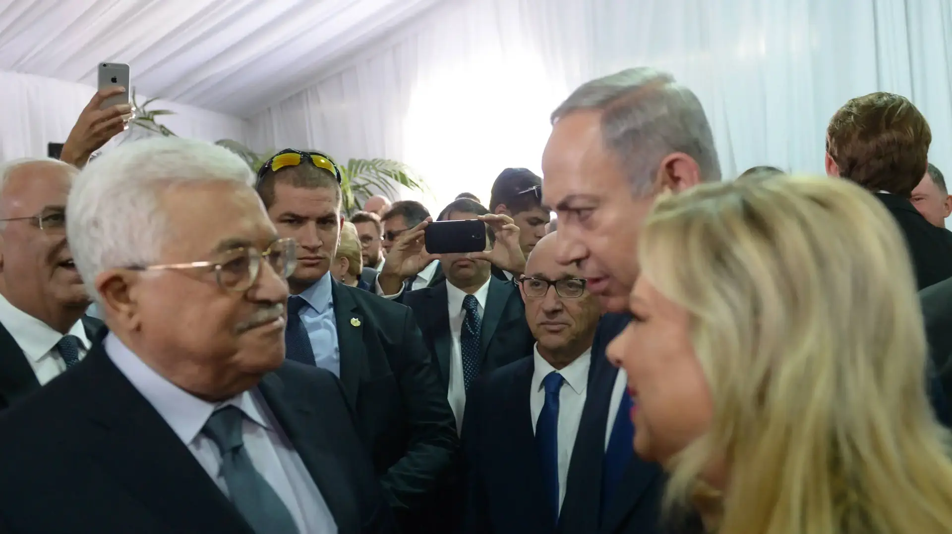 ראש הממשלה בנימין נתניהו ואבו מאזן בהלוויתו של הנשיא שמעון פרס, הר הרצל, ירושלים. ספטמבר 2016 ראש הממשלה בנימין נתניהו ואבו מאזן בהלוויתו של הנשיא שמעון פרס, הר הרצל, ירושלים. ספטמבר 2016