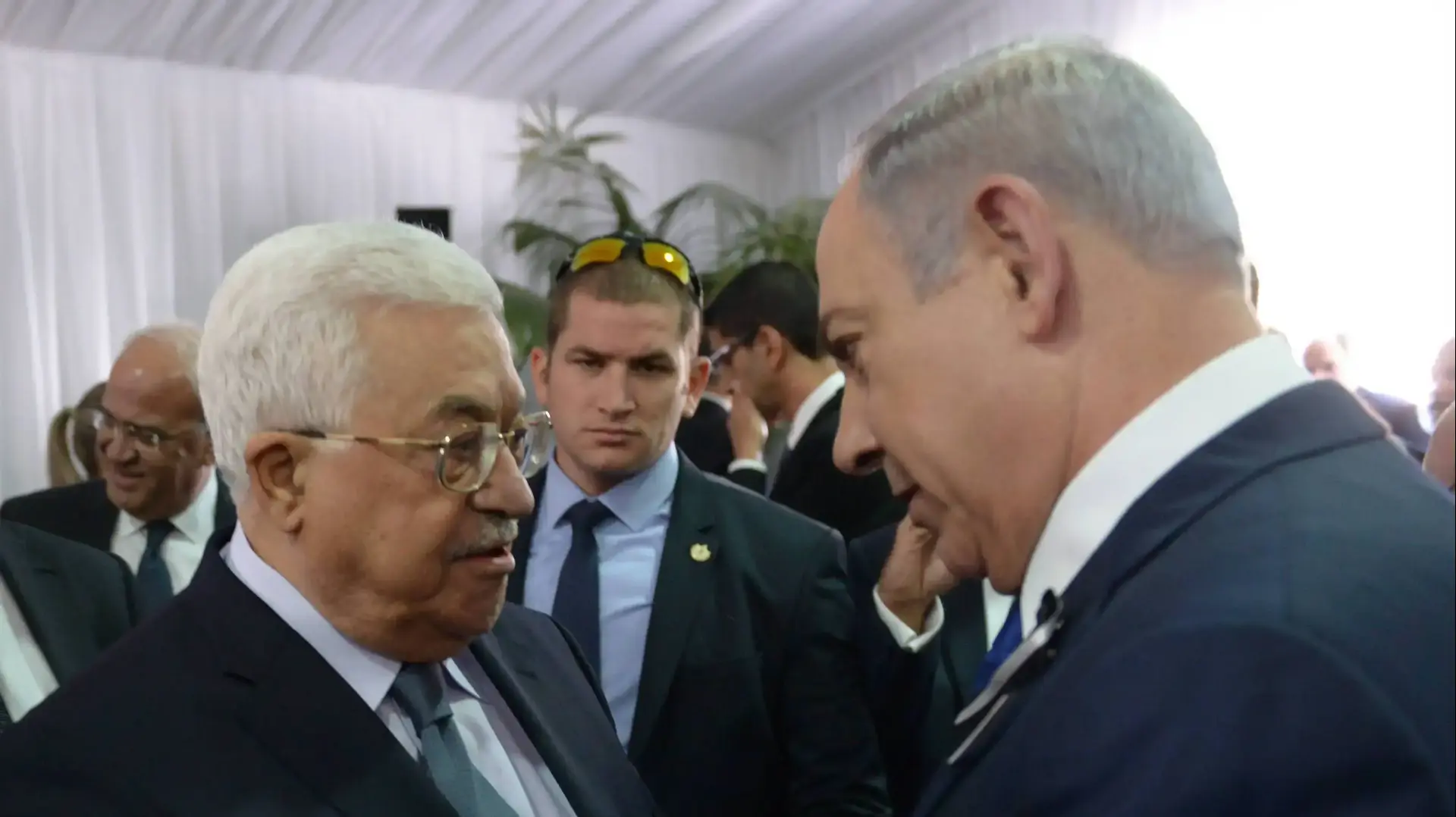 ראש הממשלה בנימין נתניהו ואבו מאזן בהלוויתו של הנשיא שמעון פרס, הר הרצל, ירושלים. ספטמבר 2016 ראש הממשלה בנימין נתניהו ואבו מאזן בהלוויתו של הנשיא שמעון פרס, הר הרצל, ירושלים. ספטמבר 2016