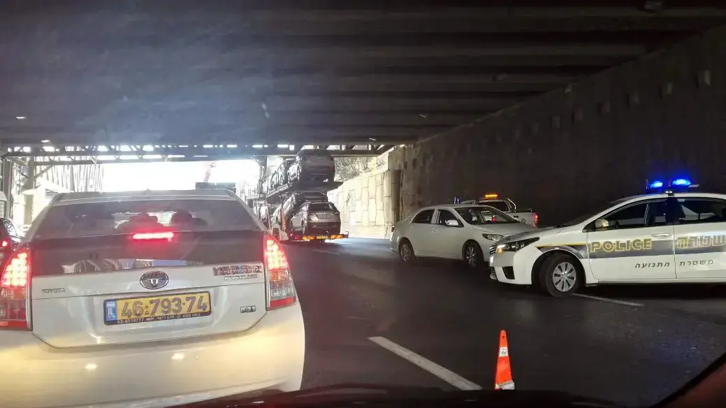 משאית פגעה בגשר השלום בנתיבי איילון בתל אביב, נתיבים נחסמו 30 בספטמבר 2016 משאית פגעה בגשר השלום בנתיבי איילון בתל אביב, נתיבים נחסמו 30 בספטמבר 2016