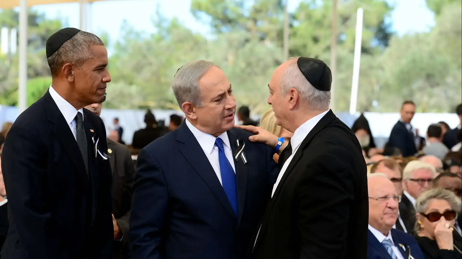 ראש הממשלה בנימין נתניהו נפגש בטקס הלווייתו של שמעון פרס עם בנו חמי ועם ברק אובמה, 30 בספטמבר 2016 ראש הממשלה בנימין נתניהו נפגש בטקס הלווייתו של שמעון פרס עם בנו חמי ועם ברק אובמה, 30 בספטמבר 2016