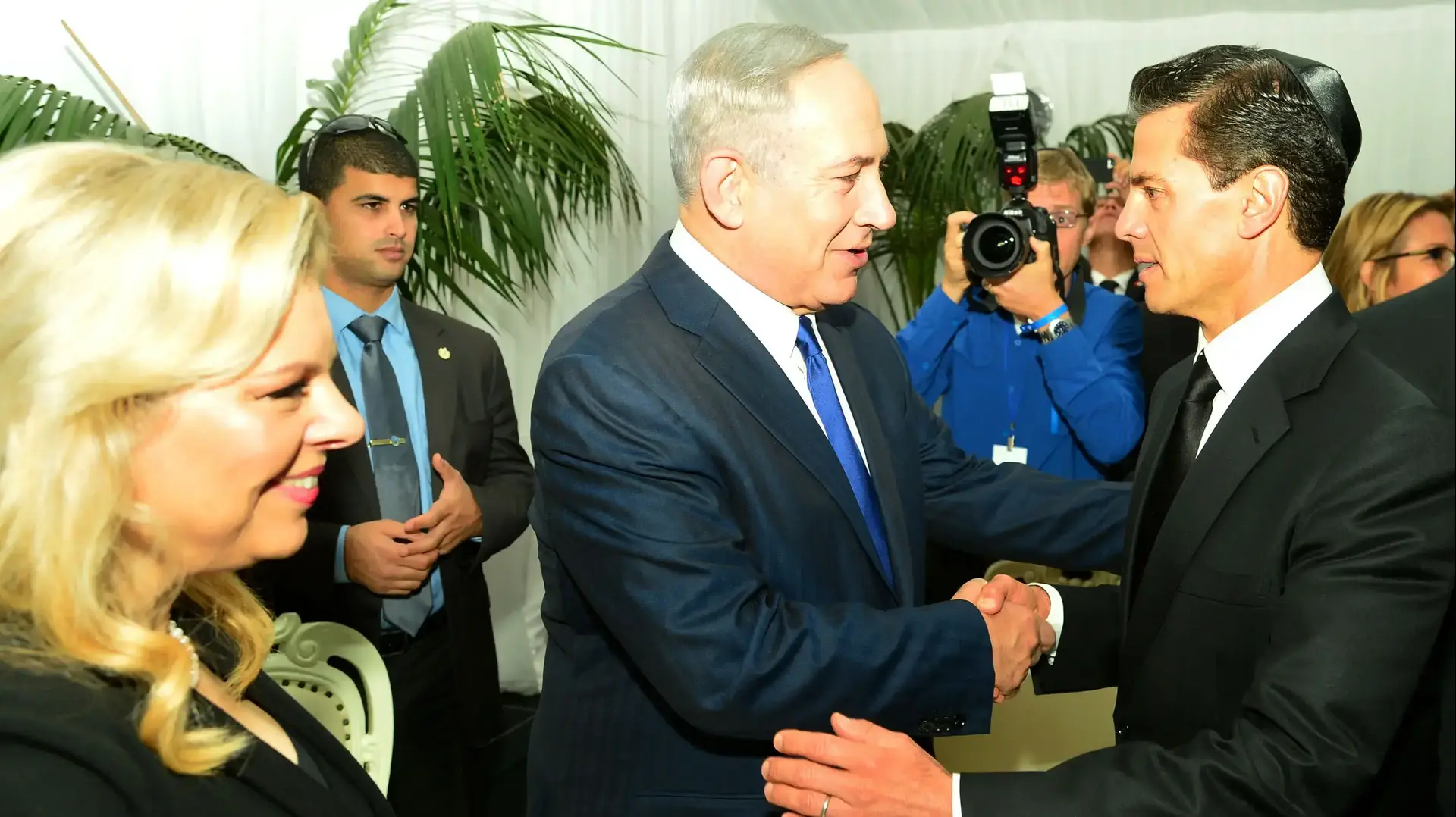 ראש הממשלה בנימין נתניהו נפגש בטקס הלווייתו של שמעון פרס עם נשיא מקסיקו אנריקה פניה נייטו, 30 בספטמבר 2016 ראש הממשלה בנימין נתניהו נפגש בטקס הלווייתו של שמעון פרס עם נשיא מקסיקו אנריקה פניה נייטו, 30 בספטמבר 2016