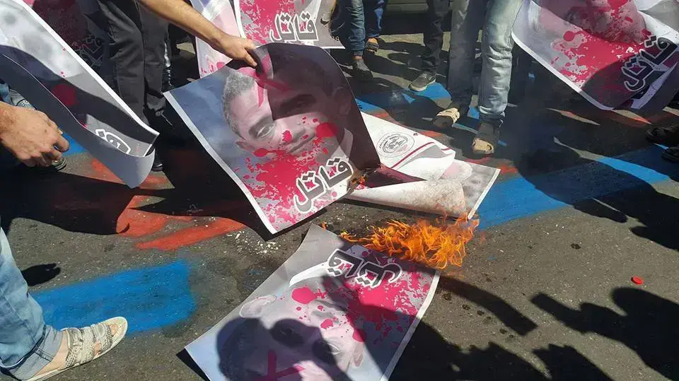 מפגינים פלסטינים שורפים תמונות של נתניהו פרס ואובמה בעזה 30 ספטמבר 2016 מפגינים פלסטינים שורפים תמונות של נתניהו פרס ואובמה בעזה 30 ספטמבר 2016