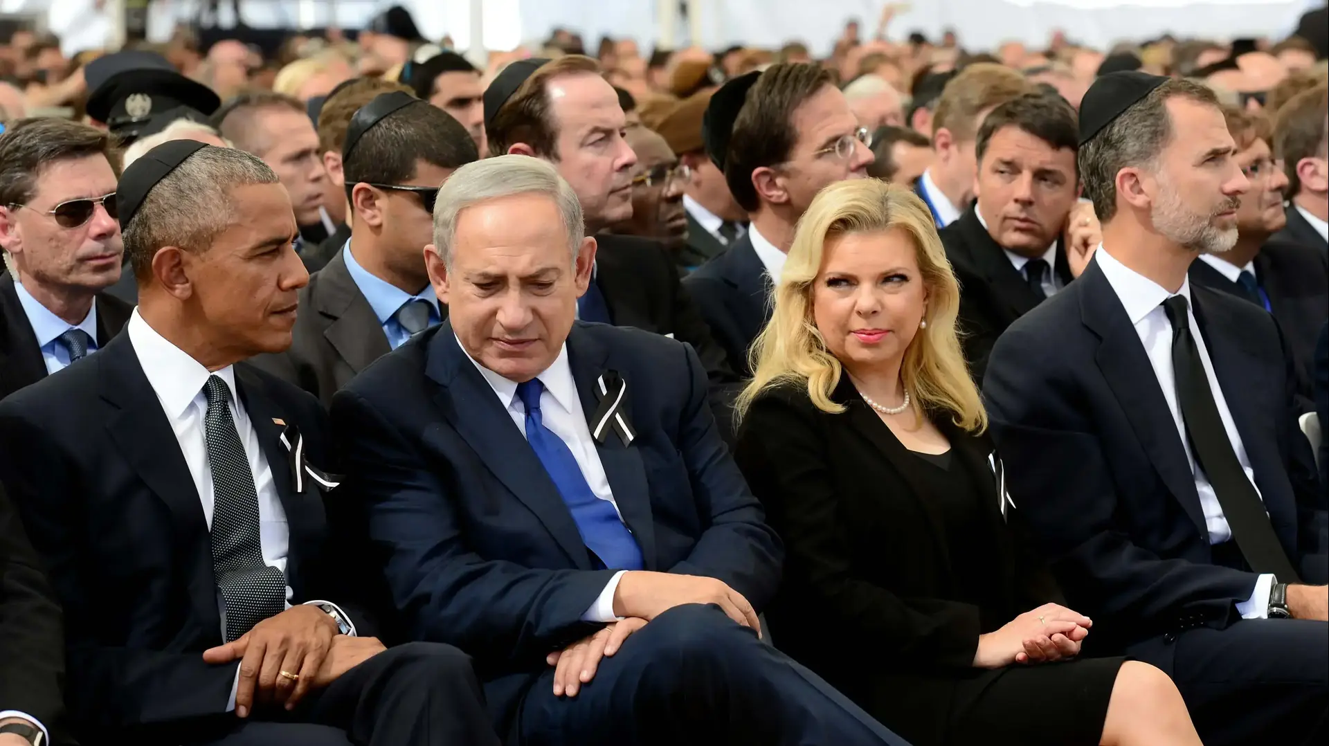 ראש הממשלה בנימין נתניהו ורעייתו בטקס הלוויתו של שמעון פרס עם מלך ספרד פיליפה השישי, 30 בספטמבר 2016 ראש הממשלה בנימין נתניהו ורעייתו בטקס הלוויתו של שמעון פרס עם מלך ספרד פיליפה השישי, 30 בספטמבר 2016