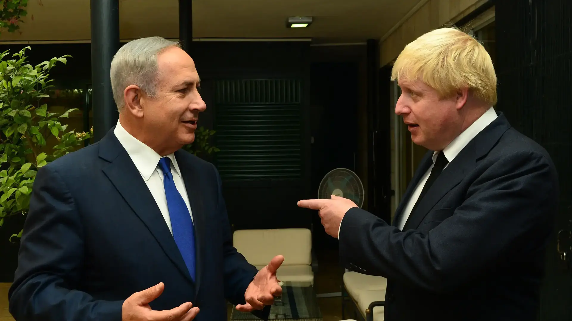 ראש הממשלה בנימין נתניהו ורעייתו נפגשו עם שר החוץ של בריטניה בוריס ג'ונסון לאחר הלווייתו של שמעון פרס, 30 בספטמבר 2016 ראש הממשלה בנימין נתניהו ורעייתו נפגשו עם שר החוץ של בריטניה בוריס ג'ונסון לאחר הלווייתו של שמעון פרס, 30 בספטמבר 2016
