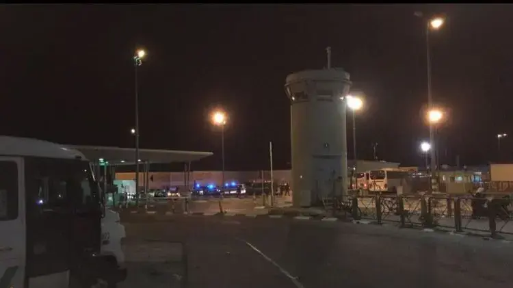 צעיר בן 20 נפצע בינוני בפיגוע דקירה במחסום קלנדיה ליד ירושלים, 30 בספטמבר 2016 צעיר בן 20 נפצע בינוני בפיגוע דקירה במחסום קלנדיה ליד ירושלים, 30 בספטמבר 2016