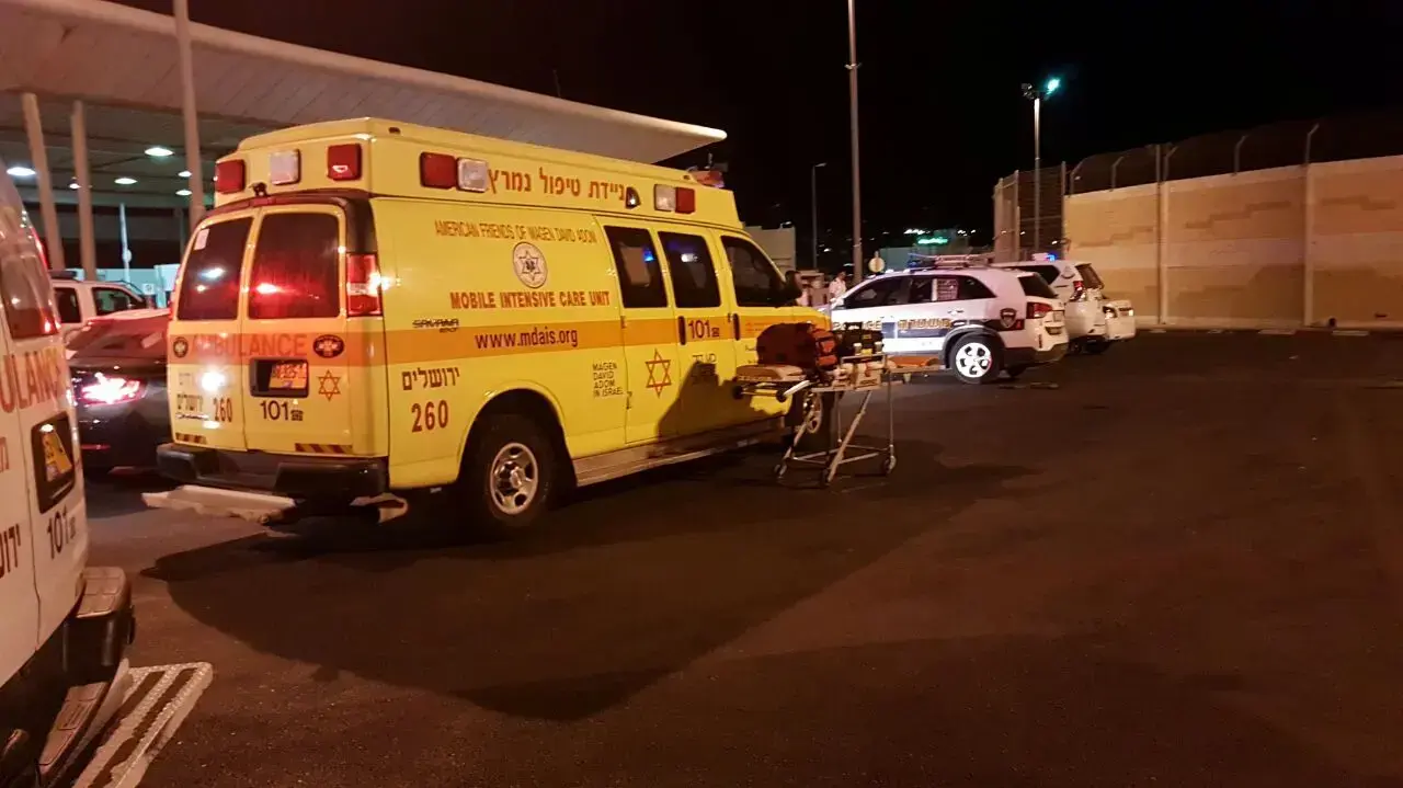 צעיר בן 20 נפצע בינוני בפיגוע דקירה במחסום קלנדיה ליד ירושלים, 30 בספטמבר 2016
