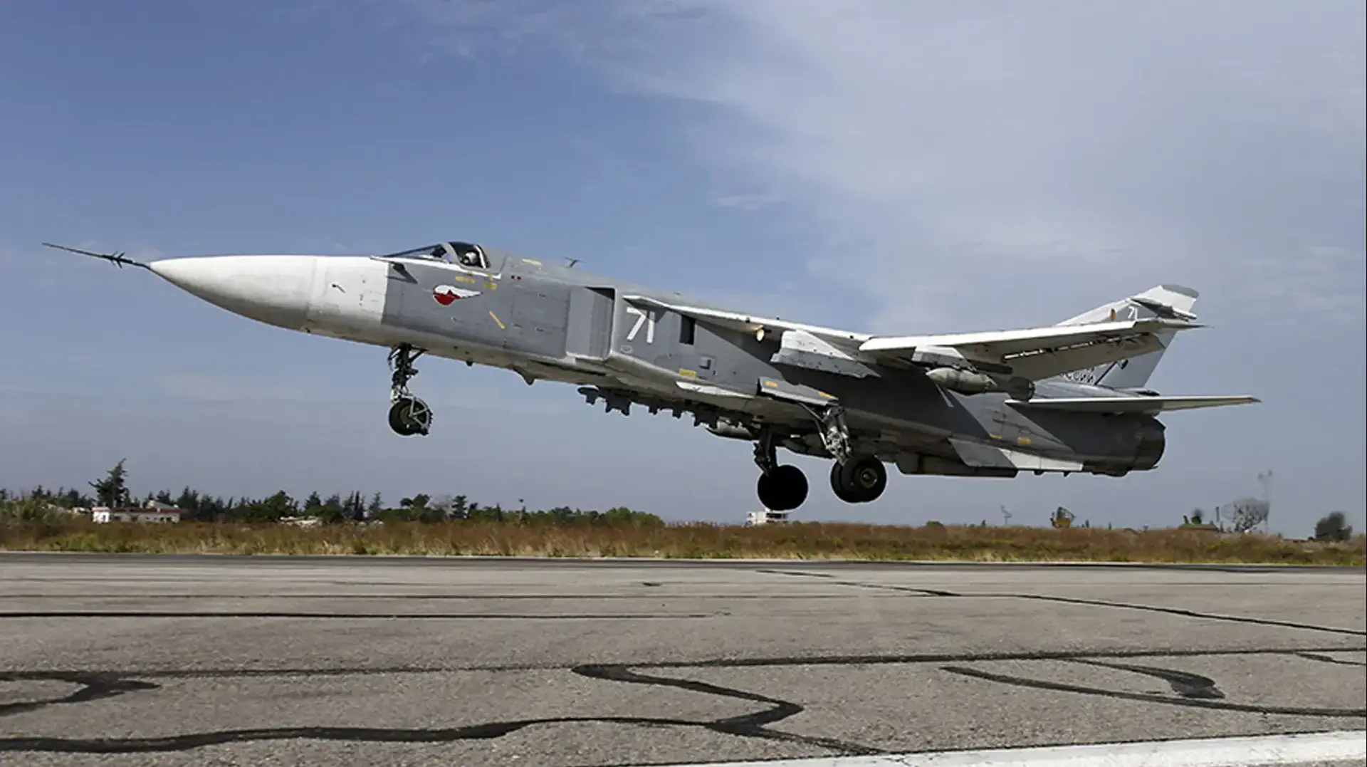 מטוס קרב רוסי מדגם סוחוי su-24 ממריא מבסיס חיל האוויר בלטקיה, סוריה, 22 באוקטובר 2015