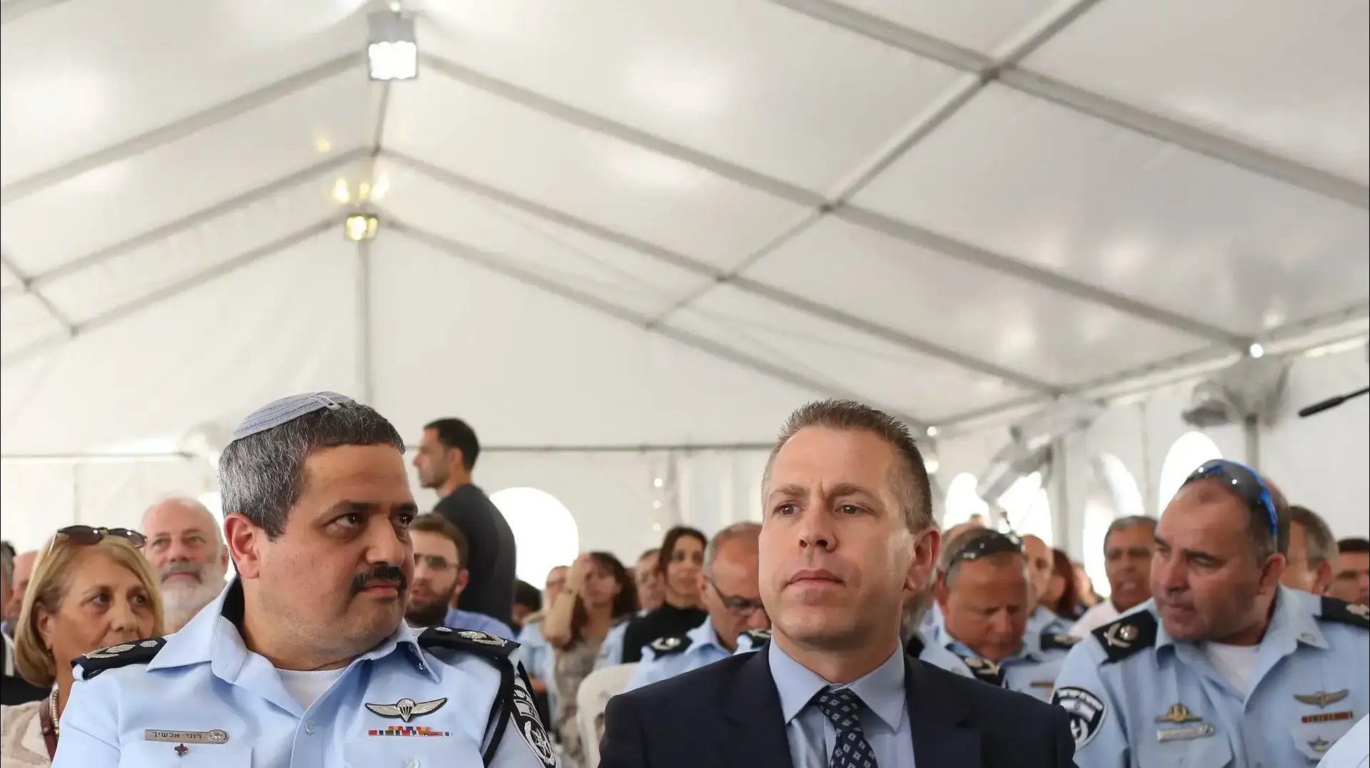 שר הביטחון גלעד ארדן, מפכ"ל המשטרה רוני אלשיך בטקס החלפת פיקוד מחוז ש"י במעלה אדומים שר הביטחון גלעד ארדן, מפכ"ל המשטרה רוני אלשיך בטקס החלפת פיקוד מחוז ש"י במעלה אדומים