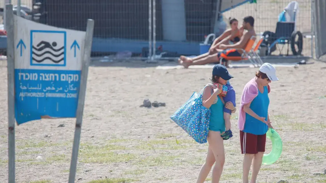 מטיילים נופשים בכנרת בראש השנה, אוקטובר 2016