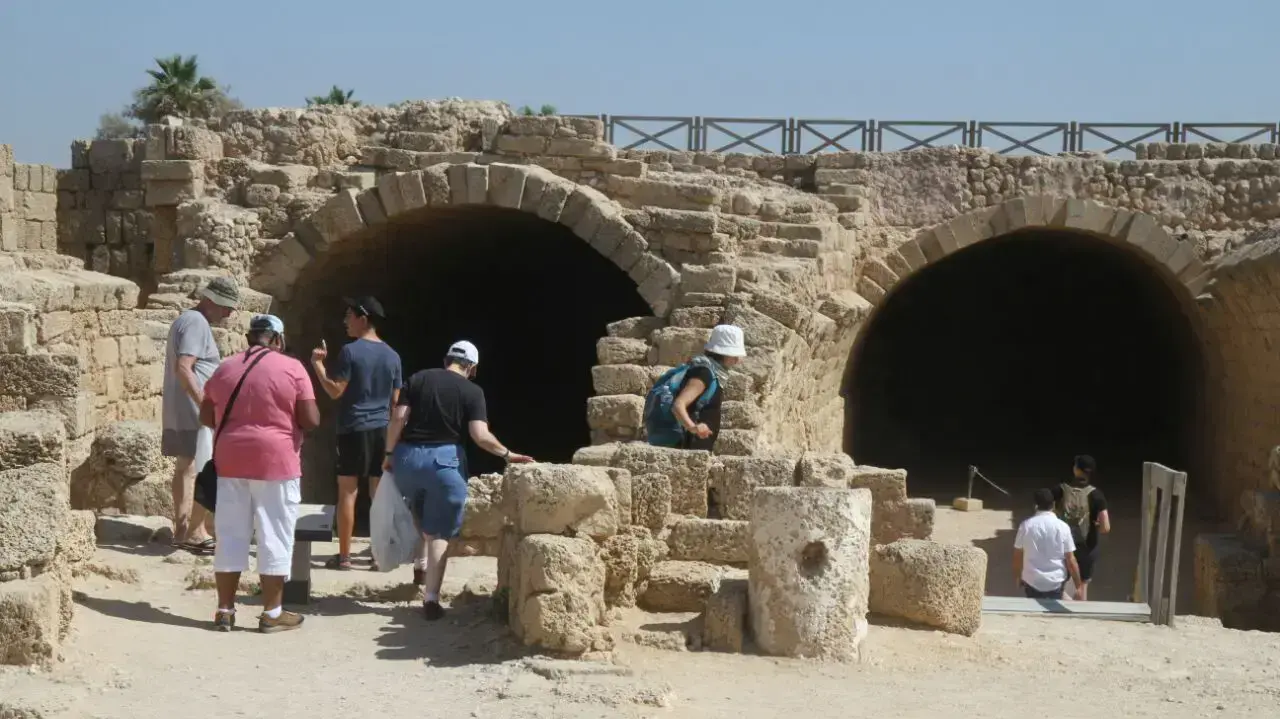 מטיילים בנמל קיסריה בראש השנה, 4 באוקטובר 2016 מטיילים בנמל קיסריה בראש השנה, 4 באוקטובר 2016