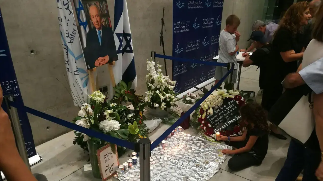 אנשים שהגיעו לשבעה של הנשיא התשיעי שמעון פרס במרכז פרס לשלום שביפו, אוקטובר 2016 אנשים שהגיעו לשבעה של הנשיא התשיעי שמעון פרס במרכז פרס לשלום שביפו, אוקטובר 2016