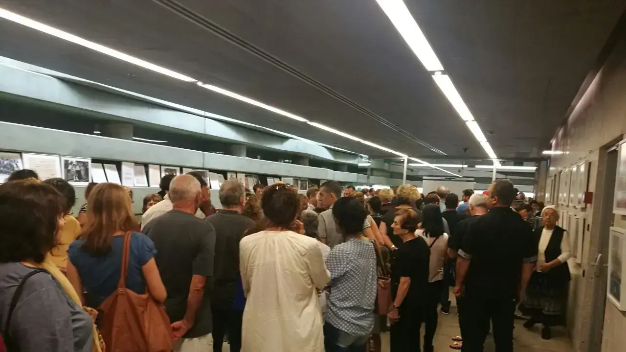 אנשים שהגיעו לשבעה של הנשיא התשיעי שמעון פרס במרכז פרס לשלום שביפו, אוקטובר 2016 אנשים שהגיעו לשבעה של הנשיא התשיעי שמעון פרס במרכז פרס לשלום שביפו, אוקטובר 2016