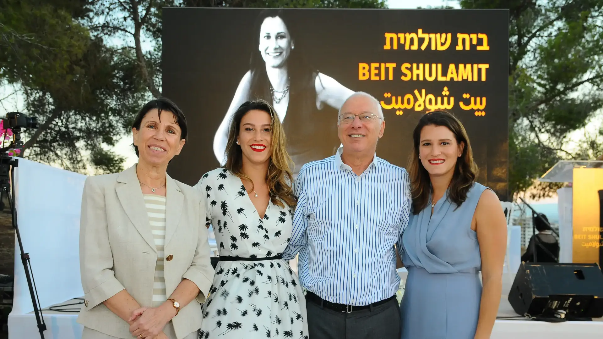 סגן אלוף במיל' חיים כצמן עם בנותיו ומנהלת בית חולים "העמק" אורנה בלונדהיים בטקס הנחת אבן הפינה למרכז לטיפול בסרטן בעפולה, אוקטובר 2016 סגן אלוף במיל' חיים כצמן עם בנותיו ומנהלת בית חולים "העמק" אורנה בלונדהיים בטקס הנחת אבן הפינה למרכז לטיפול בסרטן בעפולה, אוקטובר 2016