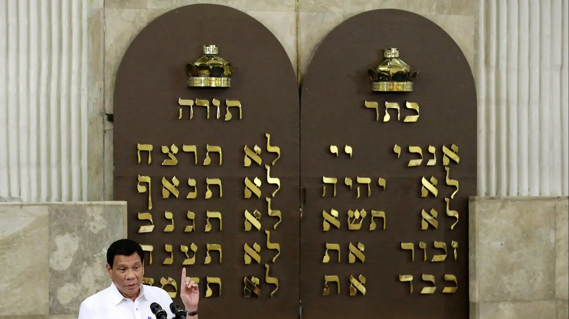 נשיא הפיליפינים רודריגו דוטרטה בבית כנסת באזור מנילה, 4 באוקטובר 2016 נשיא הפיליפינים רודריגו דוטרטה בבית כנסת באזור מנילה, 4 באוקטובר 2016