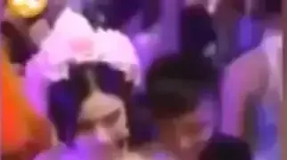 נוגעים בשדיים של הכלה