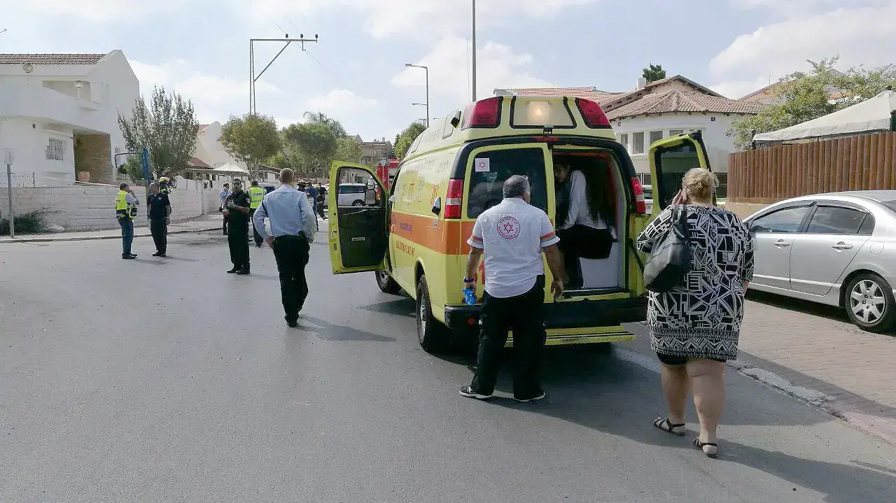זירת נפילת רקטה בשדרות זירת נפילת רקטה בשדרות
