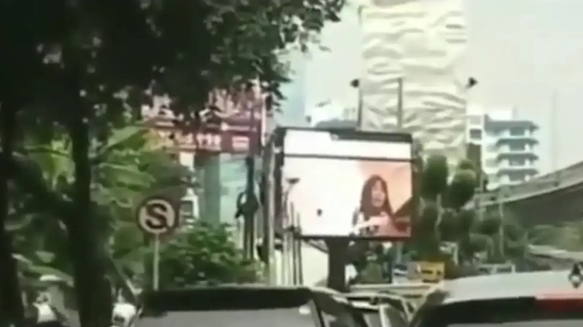 האקר פרץ למערכת השליטה על שלט רחוב בג'קרטה ושידר סרט פורנו לעיני הנהגים