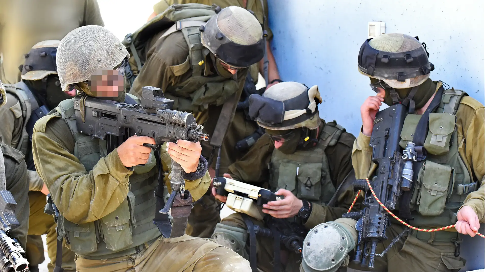תרגיל של לוחמי יחידת יהל"ם מחיל ההנדסה הקרבית המתאמנים על איתור ונטרול מנהרות תרגיל של לוחמי יחידת יהל"ם מחיל ההנדסה הקרבית המתאמנים על איתור ונטרול מנהרות