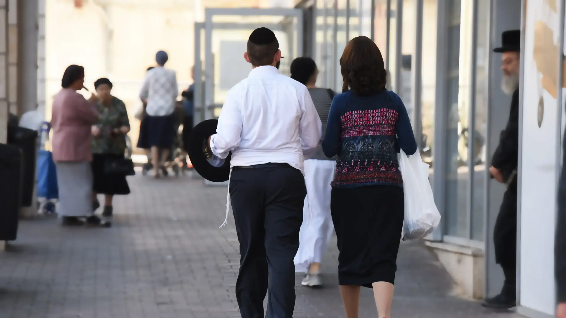 זוגות דתיים וחרדים ברחוב בני ברק, אוקטובר 2016 זוגות דתיים וחרדים ברחוב בני ברק, אוקטובר 2016