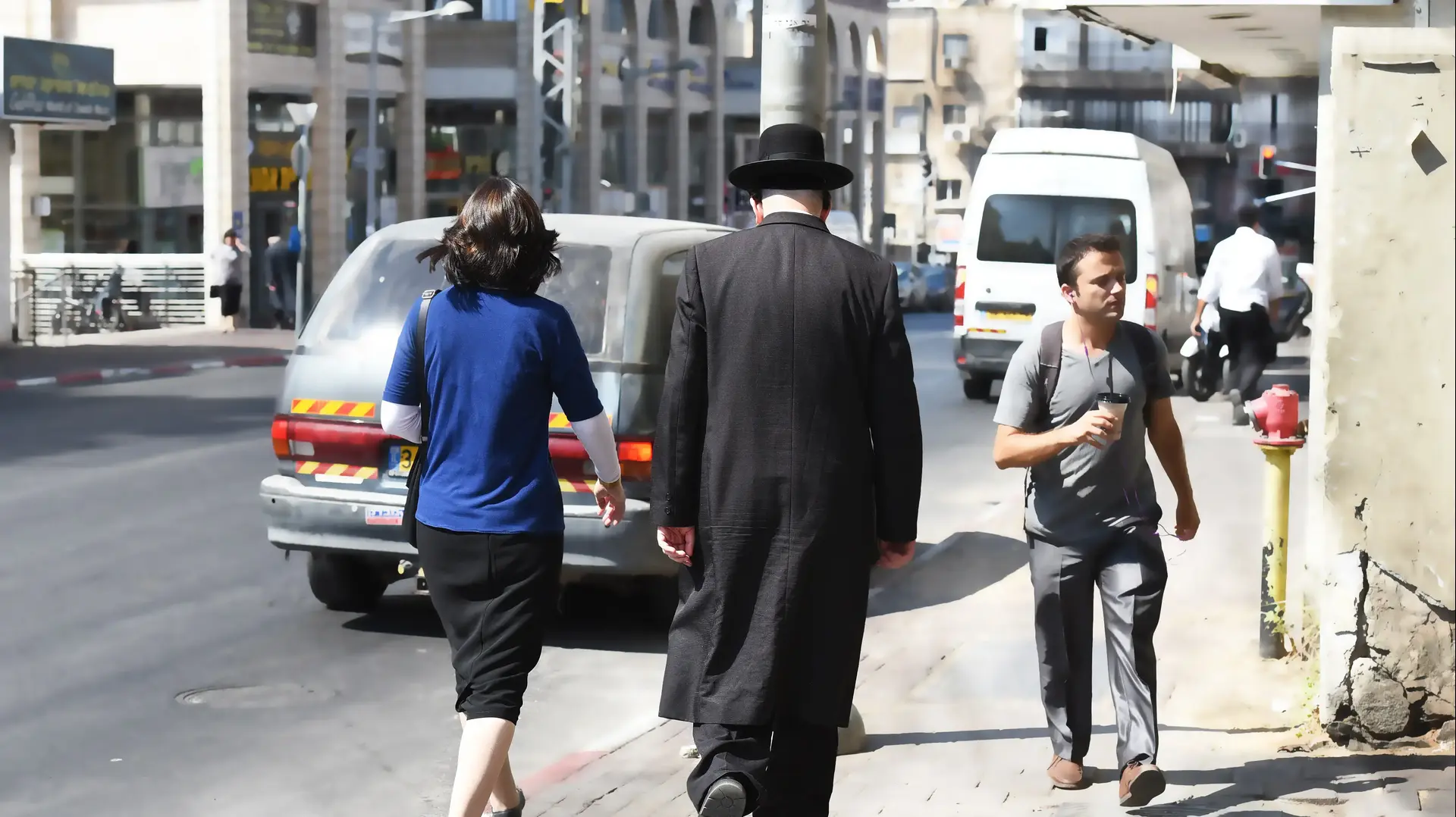 זוגות דתיים וחרדים ברחוב בני ברק, אוקטובר 2016 זוגות דתיים וחרדים ברחוב בני ברק, אוקטובר 2016