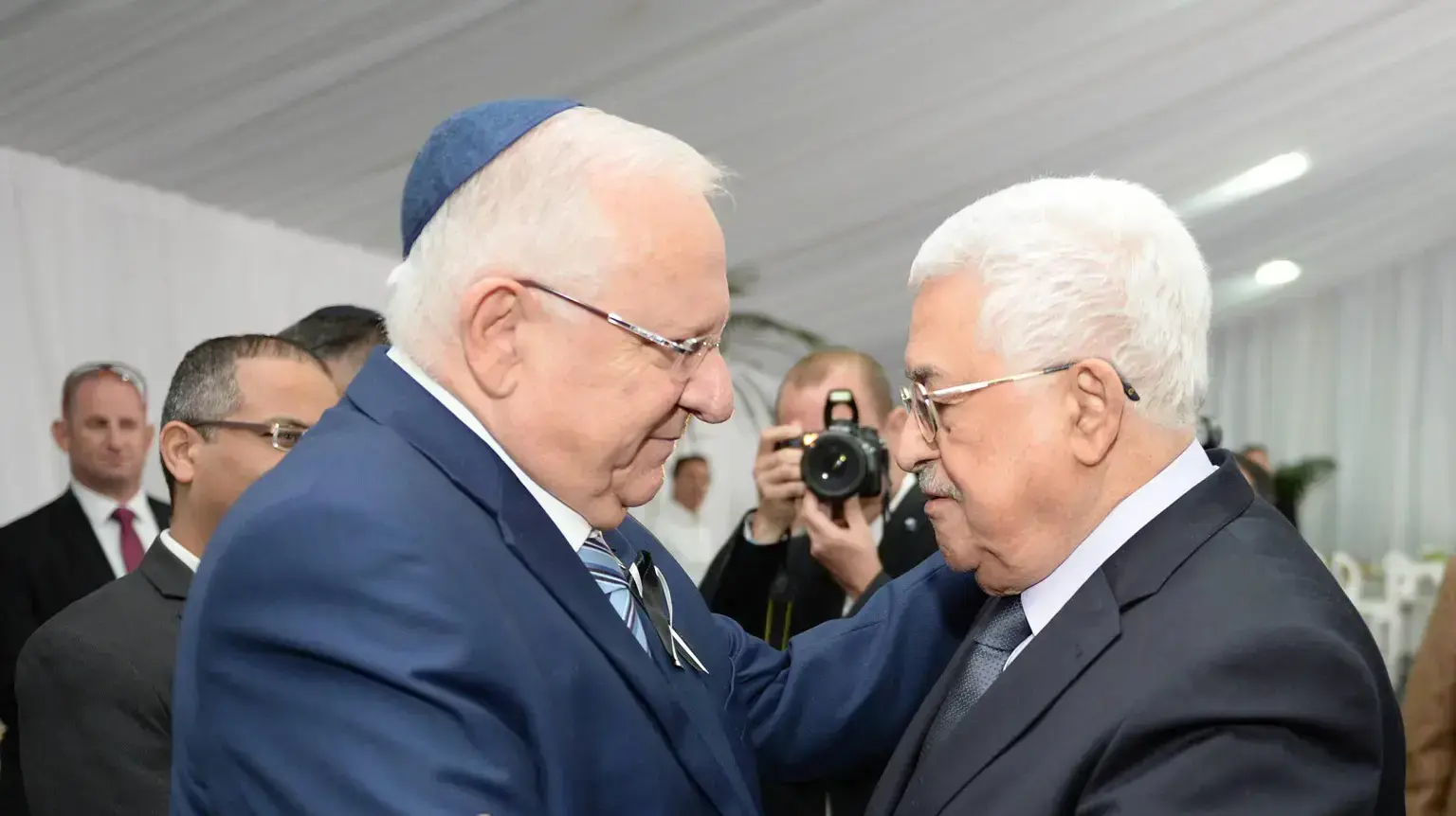 יו"ר הרשות הפלסטינית אבן מאזן ונשיא המדינה ראובן ריבלין, הלוויית שמעון פרס. 30 בספטמבר 2016 יו"ר הרשות הפלסטינית אבן מאזן ונשיא המדינה ראובן ריבלין, הלוויית שמעון פרס. 30 בספטמבר 2016