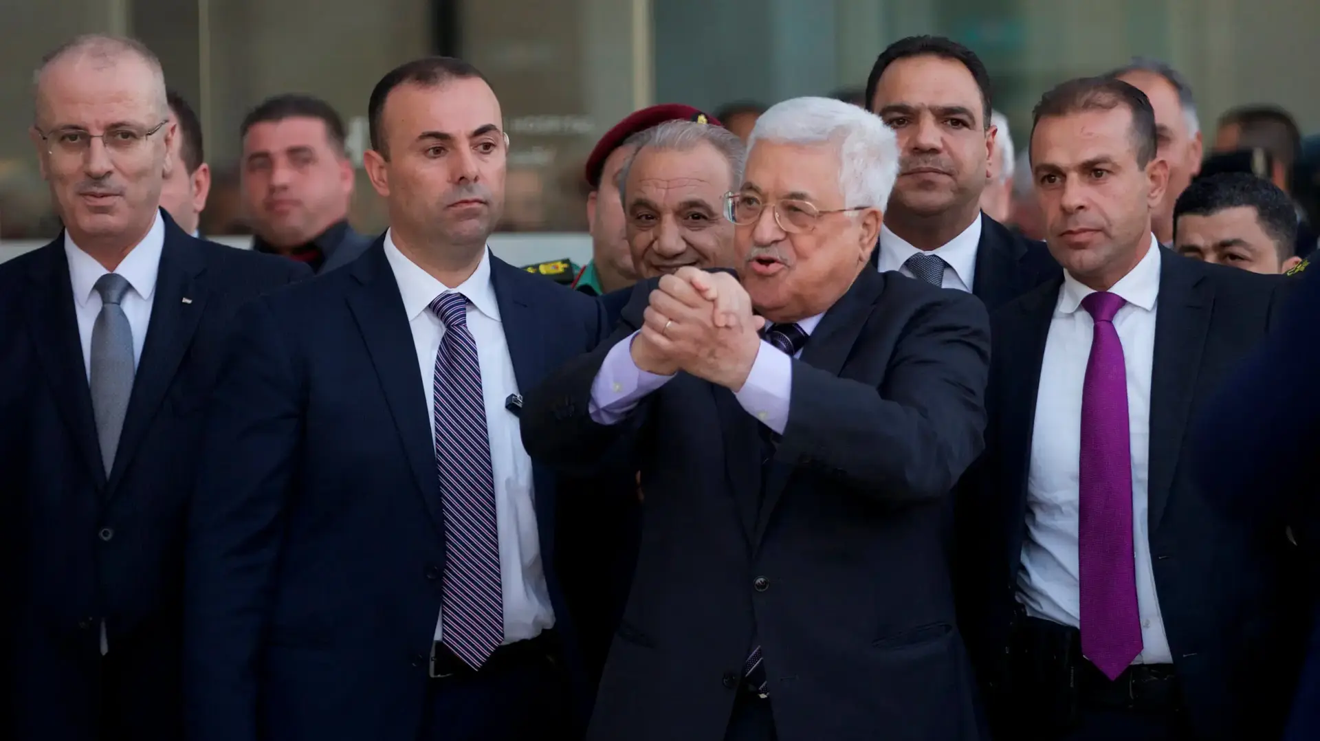 אבו מאזן יוצא מבית החולים לאחר צנתור, אוקטובר 2016 אבו מאזן יוצא מבית החולים לאחר צנתור, אוקטובר 2016