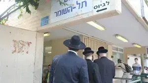 חרדים מגיעים להתגייס בבקו"ם יום אחרי פקיעת חול טל, בקו"ם, יולי 2012 חרדים מגיעים להתגייס בבקו"ם יום אחרי פקיעת חול טל, בקו"ם, יולי 2012