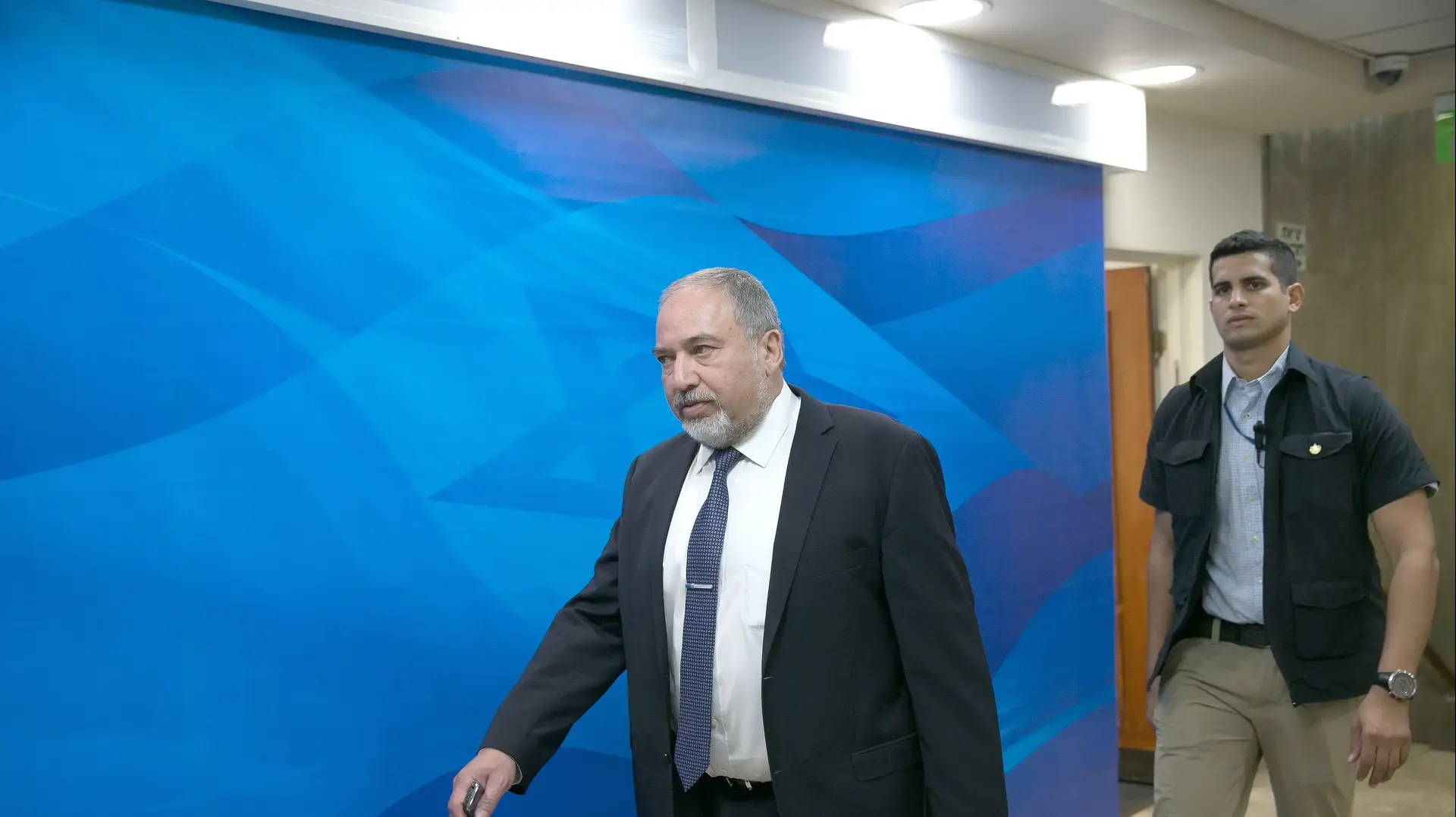 שר הביטחון אביגדור ליברמן בפתח ישיבת הממשלה. אוקטובר 2016 שר הביטחון אביגדור ליברמן בפתח ישיבת הממשלה. אוקטובר 2016