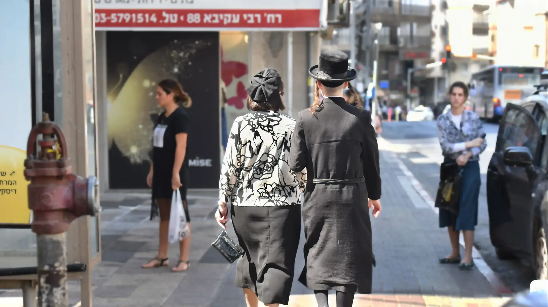 זוג חרדי בבני ברק, ספטמבר 2016 זוג חרדי בבני ברק, ספטמבר 2016