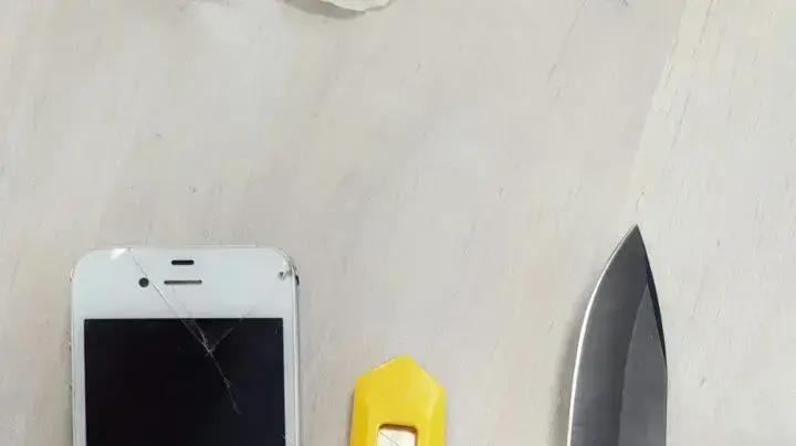 כלי תקיפה וסמים שנתפסו בפשיטה משטרתית על חברי ארגון פשיעה באשדוד כלי תקיפה וסמים שנתפסו בפשיטה משטרתית על חברי ארגון פשיעה באשדוד
