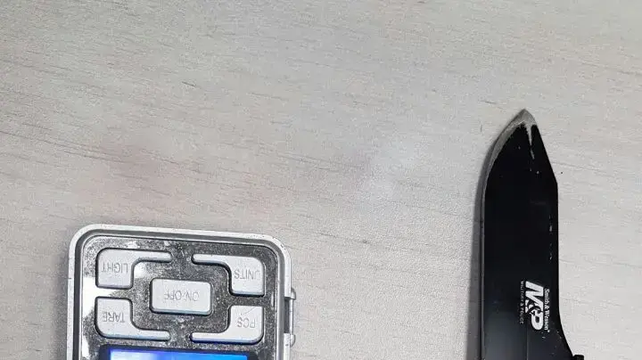 כלי תקיפה וסמים שנתפסו בפשיטה משטרתית על חברי ארגון פשיעה באשדוד כלי תקיפה וסמים שנתפסו בפשיטה משטרתית על חברי ארגון פשיעה באשדוד