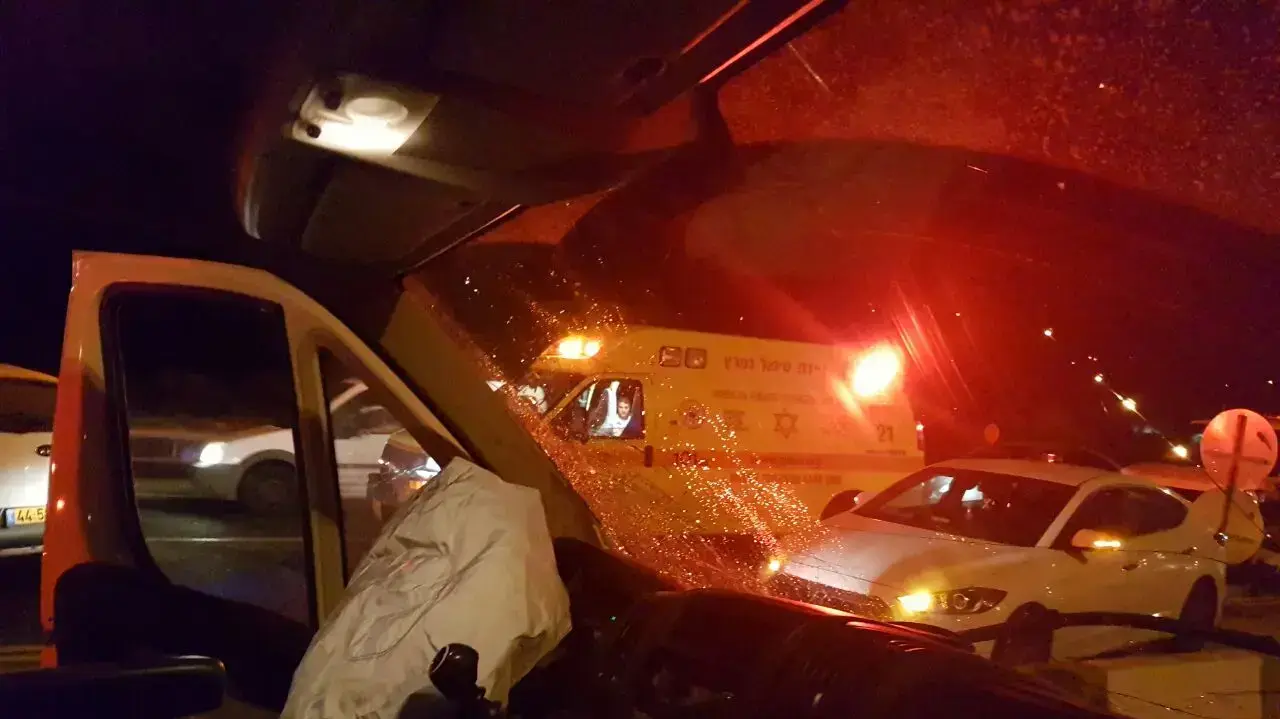 תאונת דרכים בכביש 1, מחלף לטרון, אוקטובר 2016 תאונת דרכים בכביש 1, מחלף לטרון, אוקטובר 2016