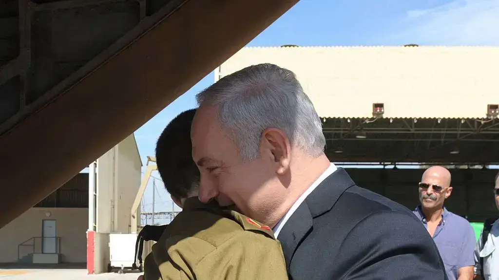 גלעד שליט עם בנימין נתניהו 2011 גלעד שליט עם בנימין נתניהו 2011
