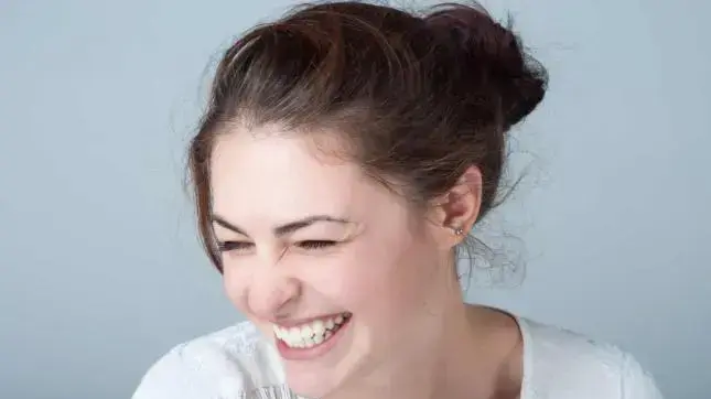 אישה צעירה מחייכת אישה צעירה מחייכת