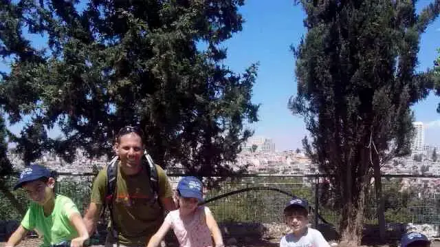 חלק ממשפחת גרינפל שנפגעה בתאונת דרכים בגיאורגיה באוקטובר 2016. מימן לשמאל: נבו ז"ל, עברי, אחינועם ז"ל, האבא חנוך ויפתח