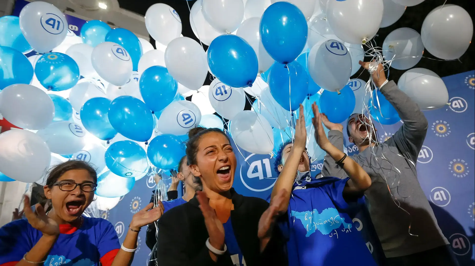 תומכי מפלגת השלטון של גאורגיה חוגגים את הניצחון בבחירות, 9 באוקטובר 2016 תומכי מפלגת השלטון של גאורגיה חוגגים את הניצחון בבחירות, 9 באוקטובר 2016