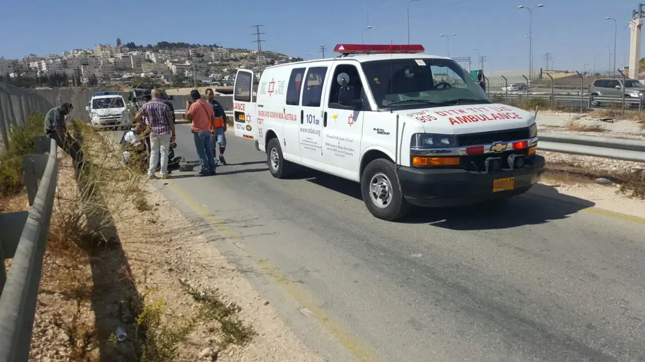 אירוע דריסה במחסום א-זעים ליד ירושלים, שבו נפצעו שני לוחמי מג"ב באורח קל, אוקטובר 2016