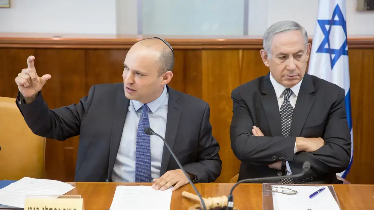 ראש הממשלה בנימין נתניהו ושר החינוך נפתלי בנט בישיבת ממשלה. אוגוסט 2016 ראש הממשלה בנימין נתניהו ושר החינוך נפתלי בנט בישיבת ממשלה. אוגוסט 2016