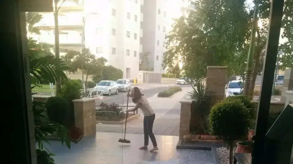 דלת כניסה לבניין של גינדי החזקות בראשון לציון נפלה על דיירת הבניין. אוקטובר 2016 דלת כניסה לבניין של גינדי החזקות בראשון לציון נפלה על דיירת הבניין. אוקטובר 2016
