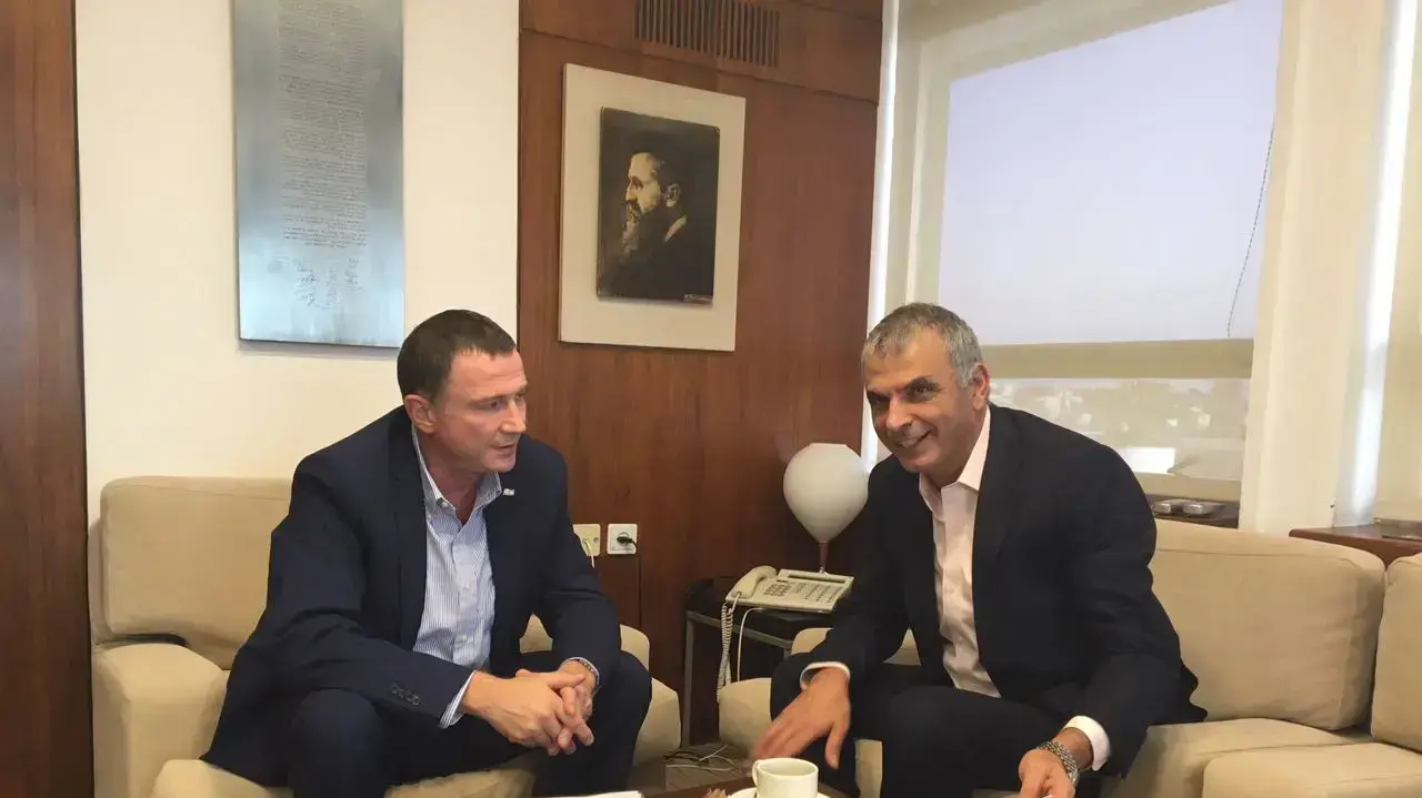 יולי אדלשטיין ומשה כחלון סיכמו על הסעיפים שייכללו בחוק ההסדרים. אוקטובר 2016 יולי אדלשטיין ומשה כחלון סיכמו על הסעיפים שייכללו בחוק ההסדרים. אוקטובר 2016