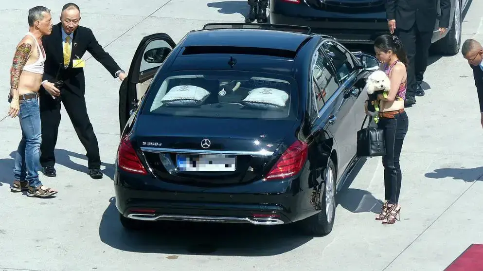 נסיך תאילנד ויורש העצר מאהה וצ'יראלונגקון בנמל תעופה במינכן, יולי 2016 נסיך תאילנד ויורש העצר מאהה וצ'יראלונגקון בנמל תעופה במינכן, יולי 2016