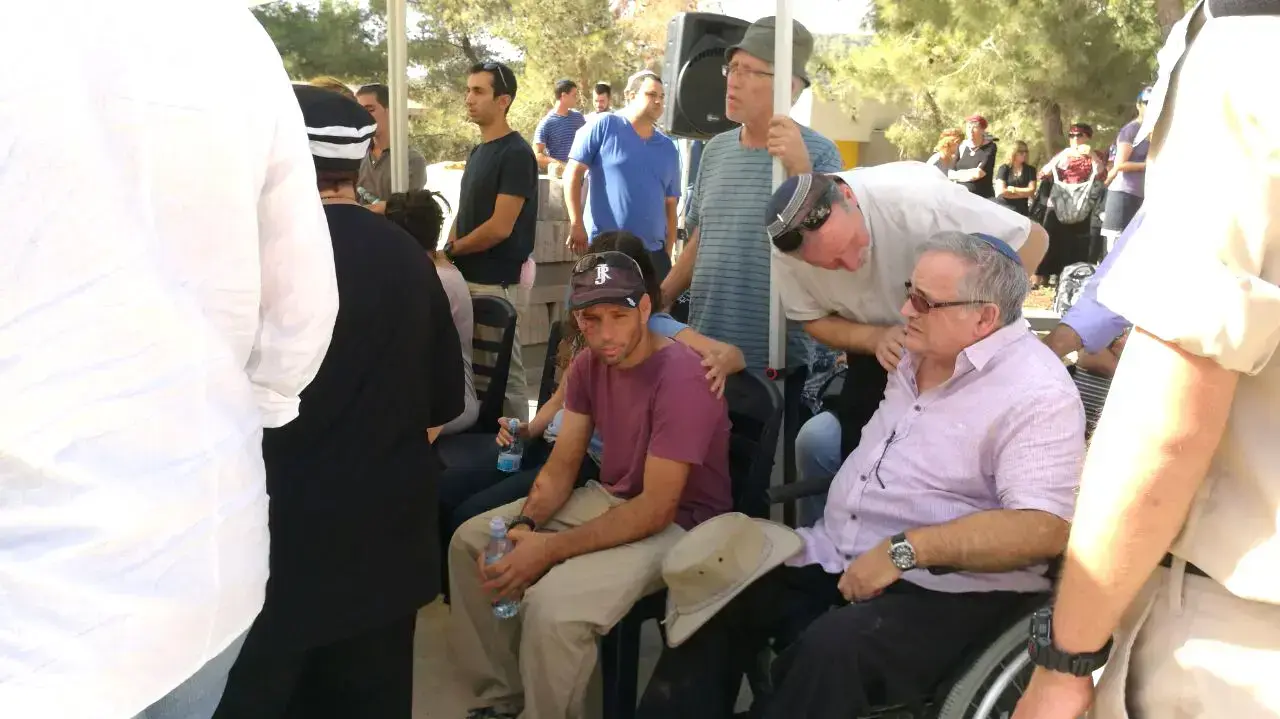 חנוך גרינפלד, אביהם של אחינועם ונבו שנהרגו בתאונת דרכים בגיאורגיה, בהלווייתם במצפה נטופה, 14 באוקטובר 2016 חנוך גרינפלד, אביהם של אחינועם ונבו שנהרגו בתאונת דרכים בגיאורגיה, בהלווייתם במצפה נטופה, 14 באוקטובר 2016