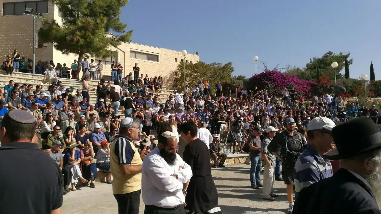 הלווייתם של אחינועם ונבו שנהרגו בתאונת דרכים בגיאורגיה, במצפה נטופה, 14 באוקטובר 2016 הלווייתם של אחינועם ונבו שנהרגו בתאונת דרכים בגיאורגיה, במצפה נטופה, 14 באוקטובר 2016
