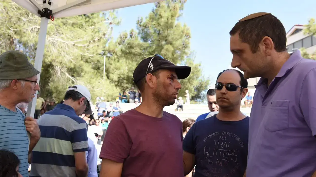 חנוך גרינפלד, אביהם של אחינועם ונבו שנהרגו בתאונת דרכים בגיאורגיה, בהלווייתם במצפה נטופה, 14 באוקטובר 2016 חנוך גרינפלד, אביהם של אחינועם ונבו שנהרגו בתאונת דרכים בגיאורגיה, בהלווייתם במצפה נטופה, 14 באוקטובר 2016