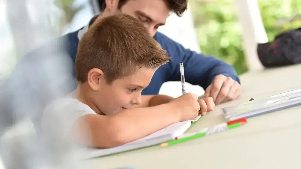 ילד מכין שיעורי בית ילד מכין שיעורי בית