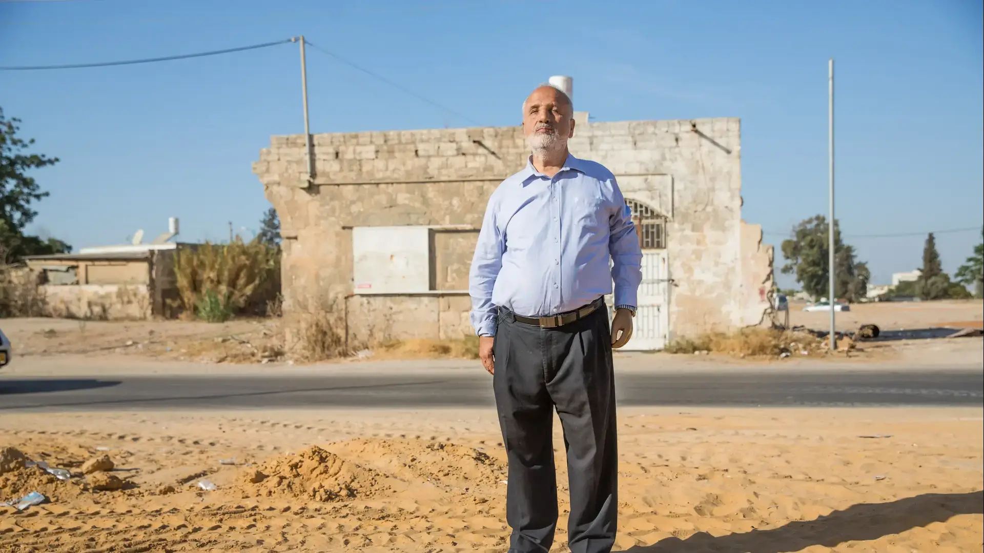 ארז ביטון בעיר לוד על רקע קיר מביתו ההרוס, אוקטובר 2016 ארז ביטון בעיר לוד על רקע קיר מביתו ההרוס, אוקטובר 2016
