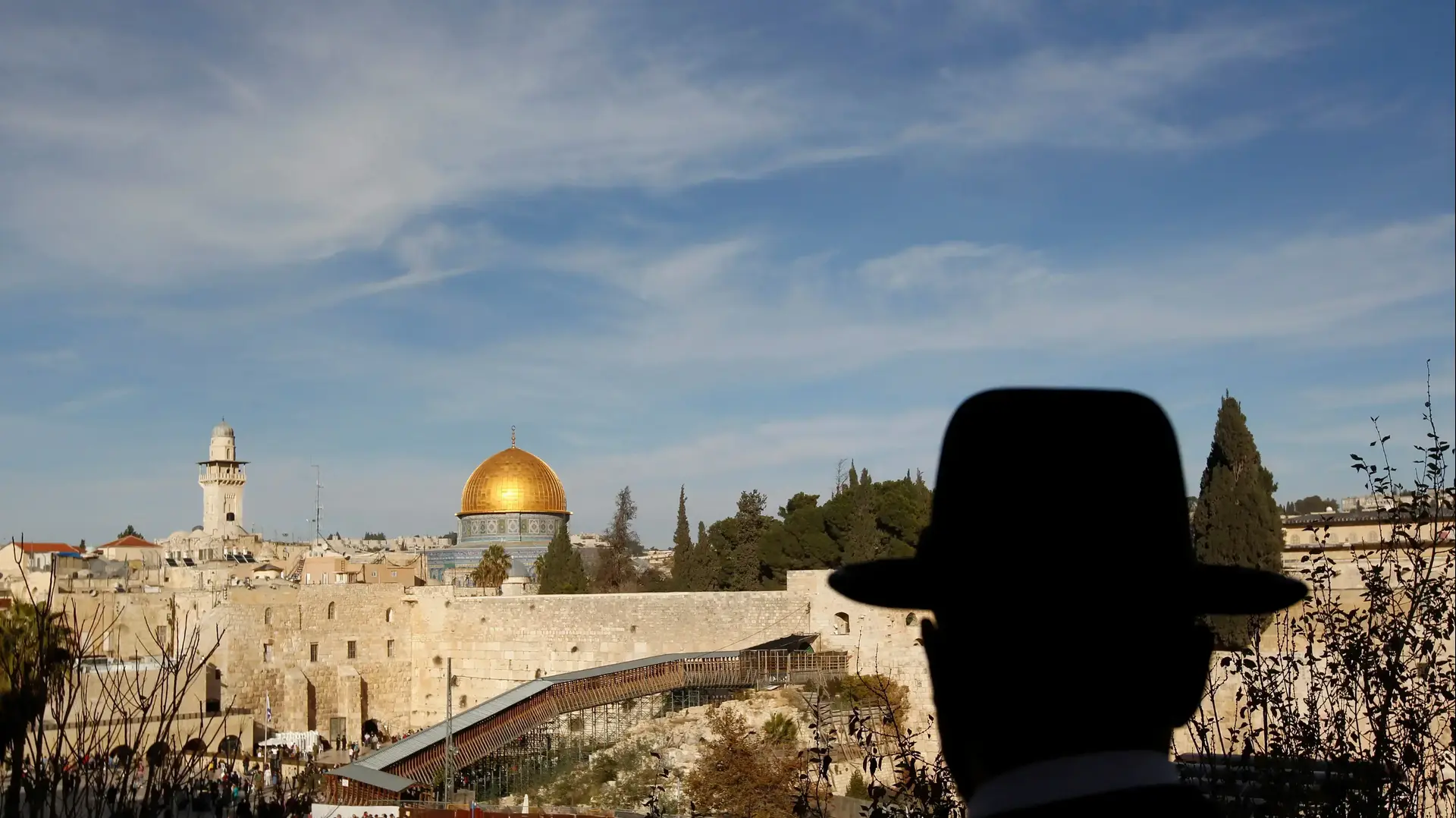חרדי מביט על הר הבית בירושלים, דצמבר 2011